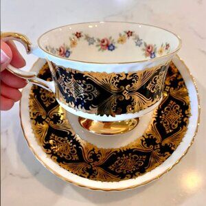 Vintage warranted Paragon “Pembroke” black floral teacup 👑